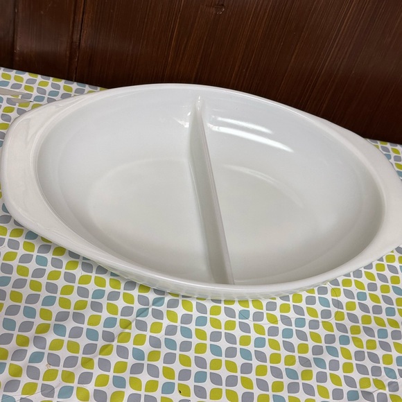 Pyrex White Milk Glass Divided Serving Dish Oval 1.5 Qt - Picture 6 of 10